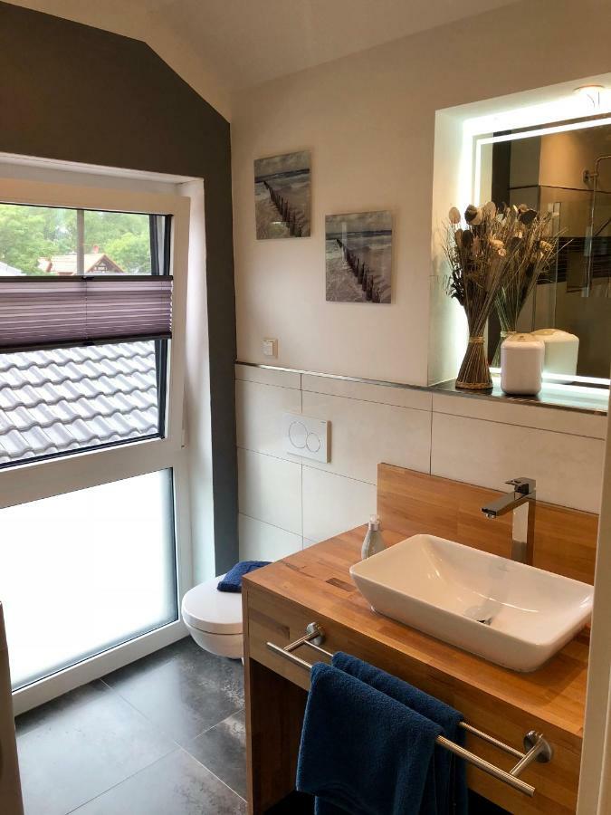 Ferienhaus Traumspot Wiek auf Rügen エクステリア 写真